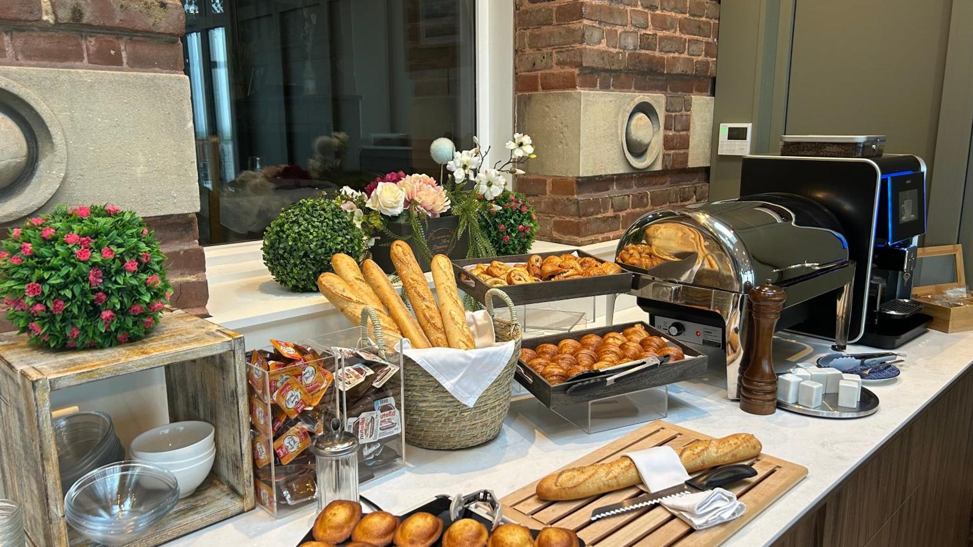Hotel Logis Hotel- Restaurant Le Relais Guillaume De Normandy 2*