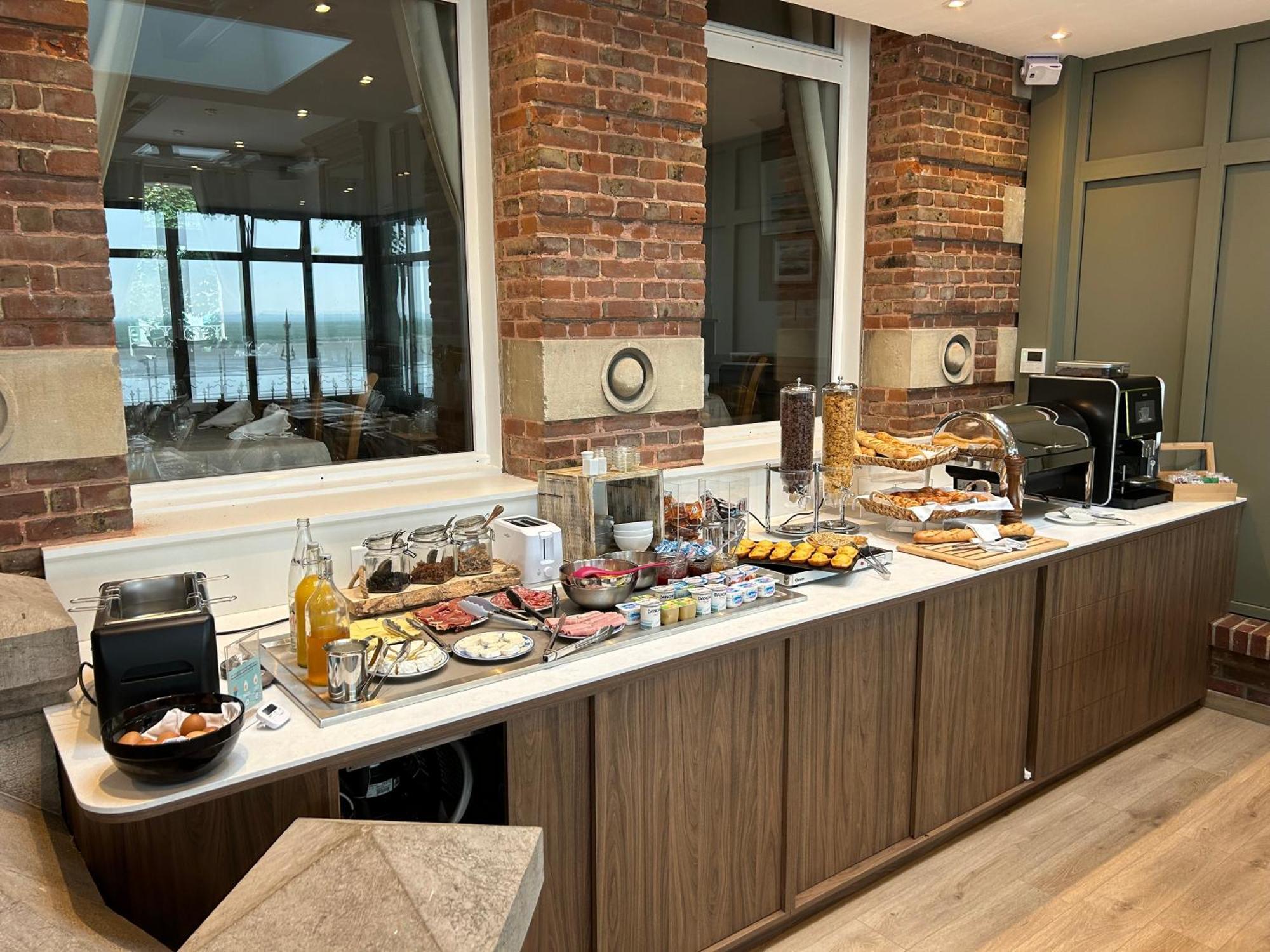 Logis Hotel- Restaurant Le Relais Guillaume De Normandy Hotel 2*
